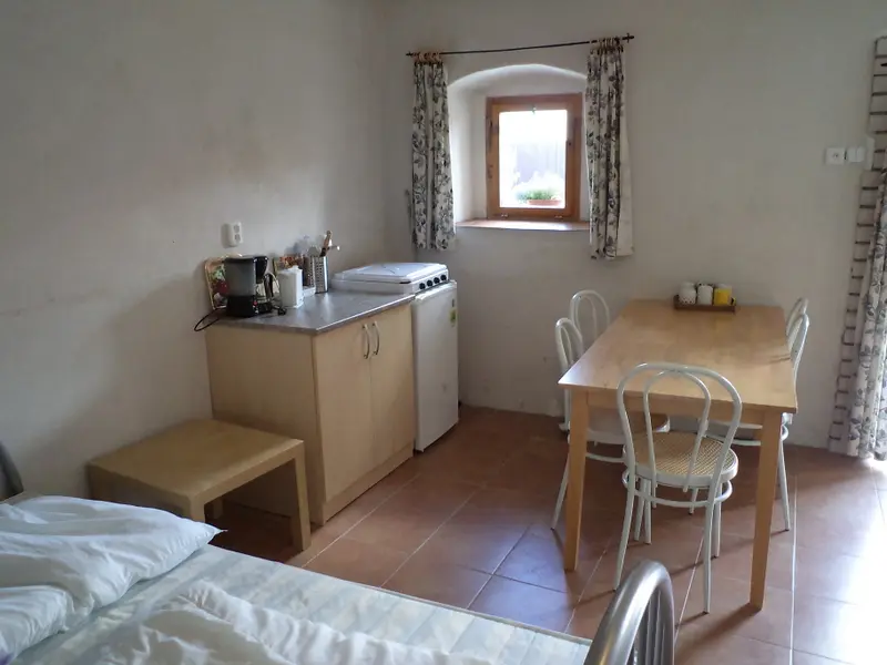 Familie camping, zu verkaufen Tschechien. Hofje met bar en terras.